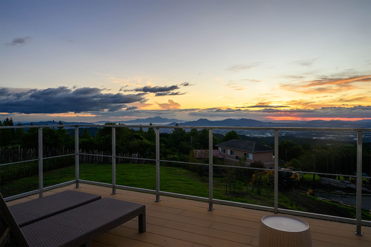 薪ストーブのぬくもりと共に楽しむプロジェクター鑑賞