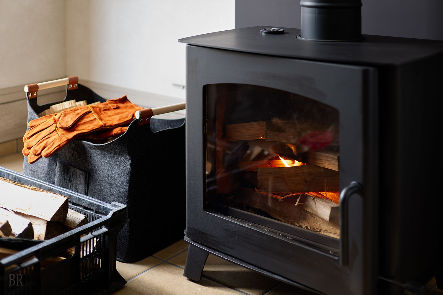 薪ストーブのぬくもりと共に楽しむプロジェクター鑑賞