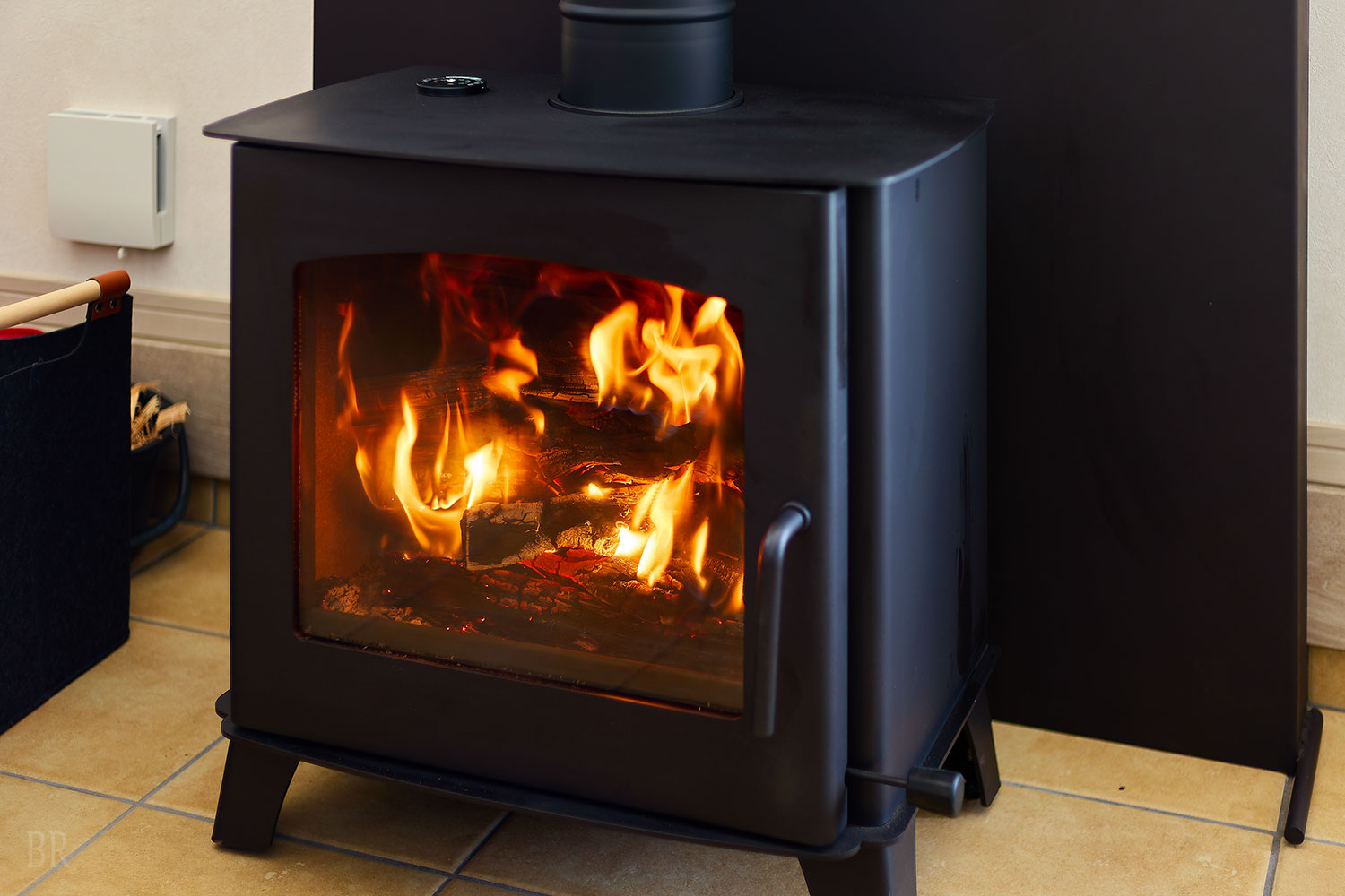 薪ストーブのぬくもりと共に楽しむプロジェクター鑑賞