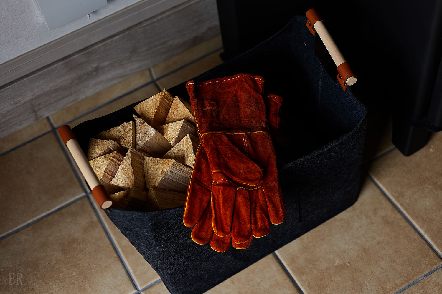 薪ストーブのぬくもりと共に楽しむプロジェクター鑑賞