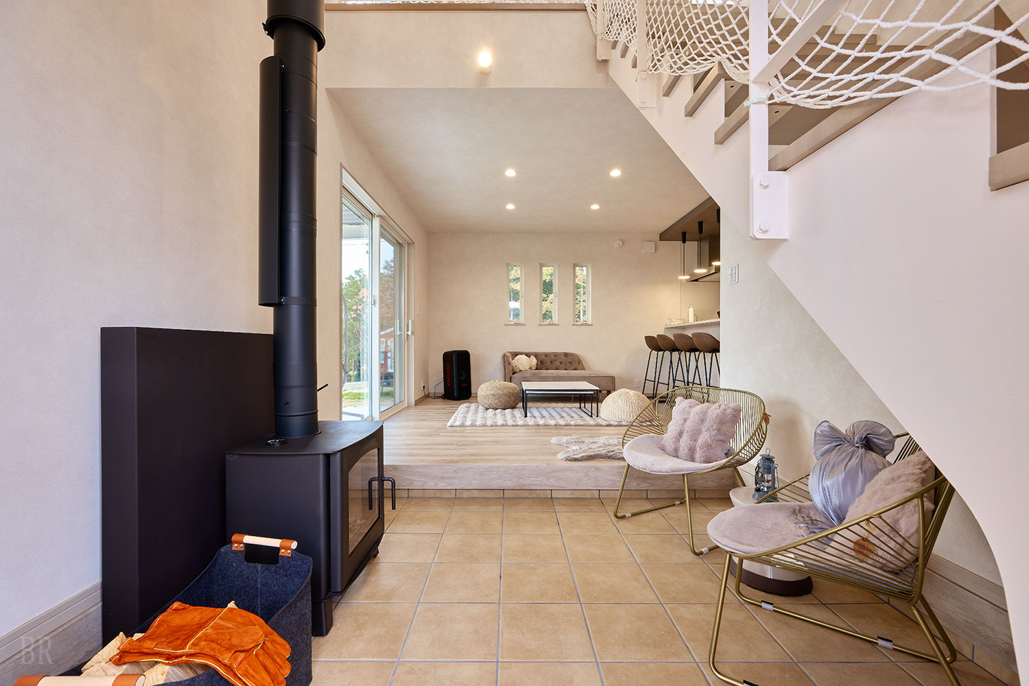 薪ストーブのぬくもりと共に楽しむプロジェクター鑑賞