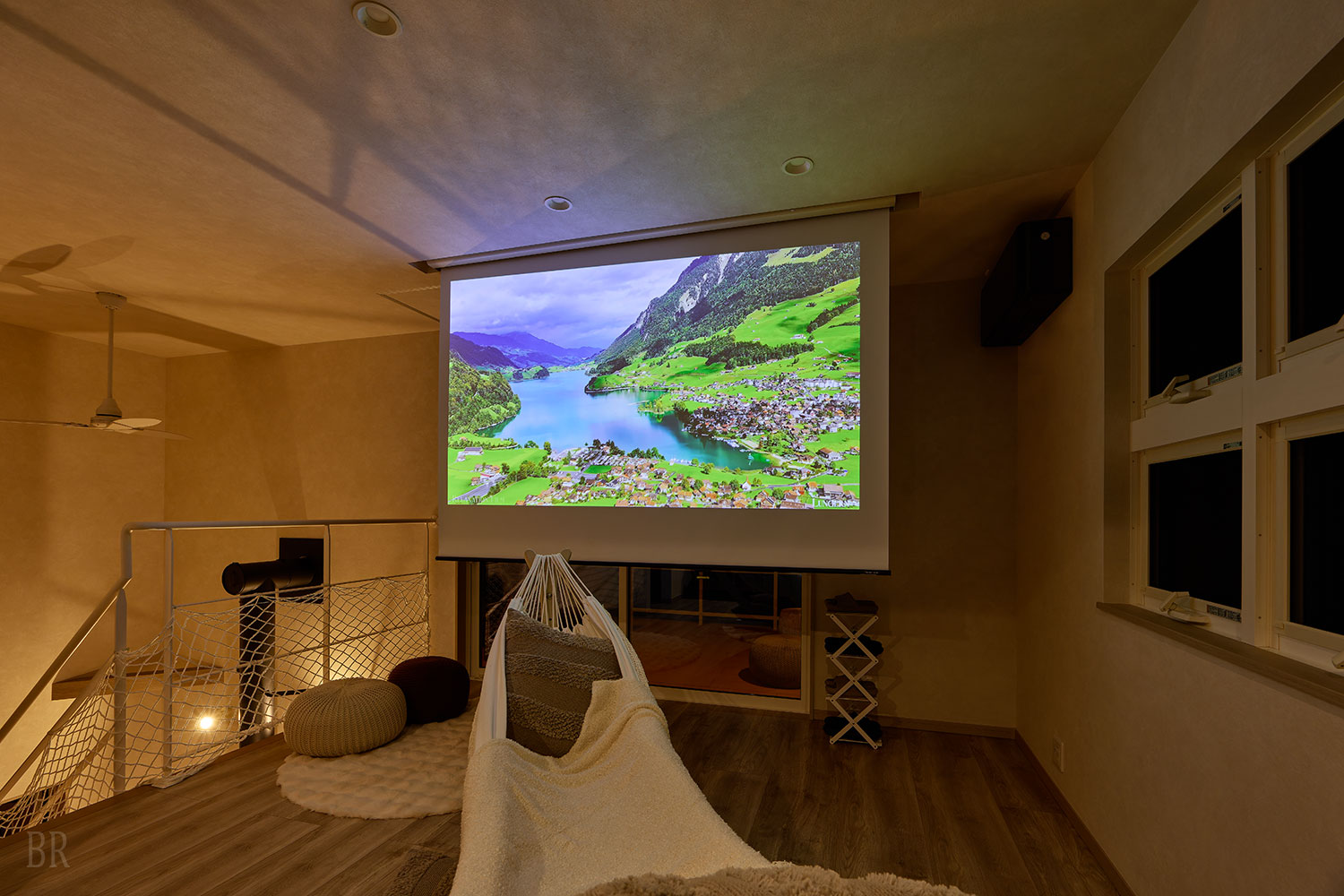 薪ストーブのぬくもりと共に楽しむプロジェクター鑑賞